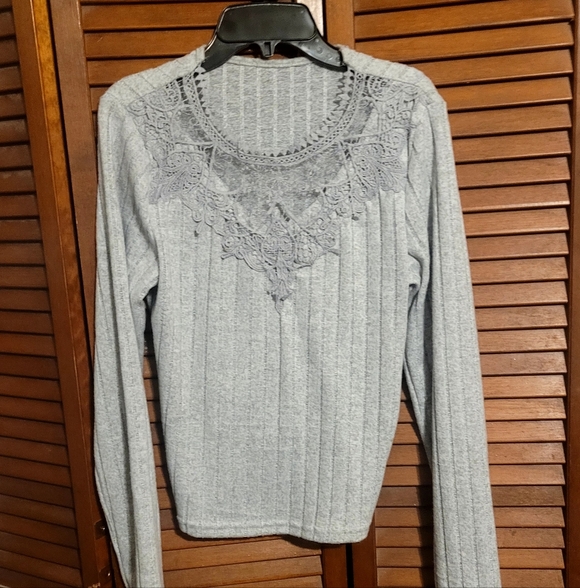 This is a grey long-sleeve ribbed knit sweater top with a lace trim v-neck. Sz L - Picture 3 of 9